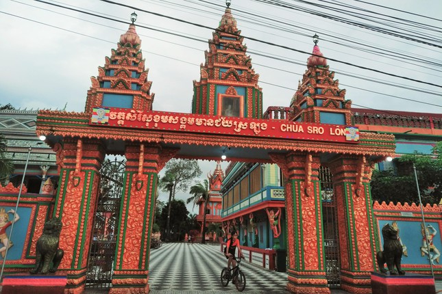 Уникальная пагода, построенная из разбитых чаш и чашек в Шокчанге