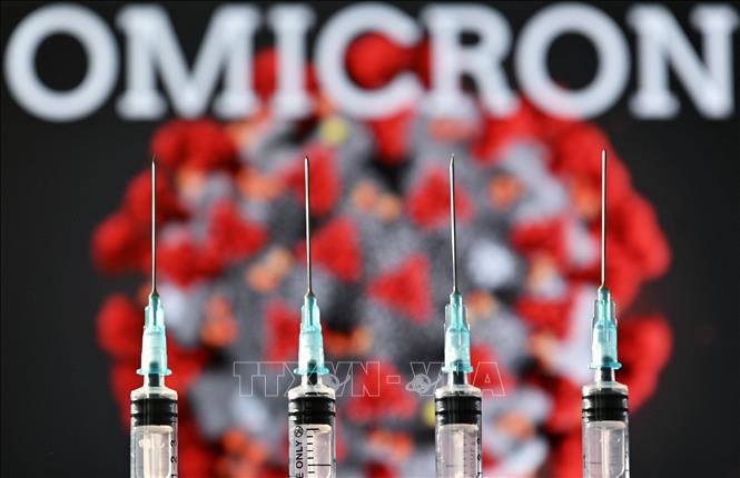 ВОЗ предупреждает, что штамм «омикрон» быстрее распространяется и может ослаблять действие вакцин