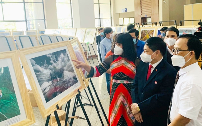Выставка 172 работ, изображающих Южное и Центральное побережья Вьетнама и Центральное плато