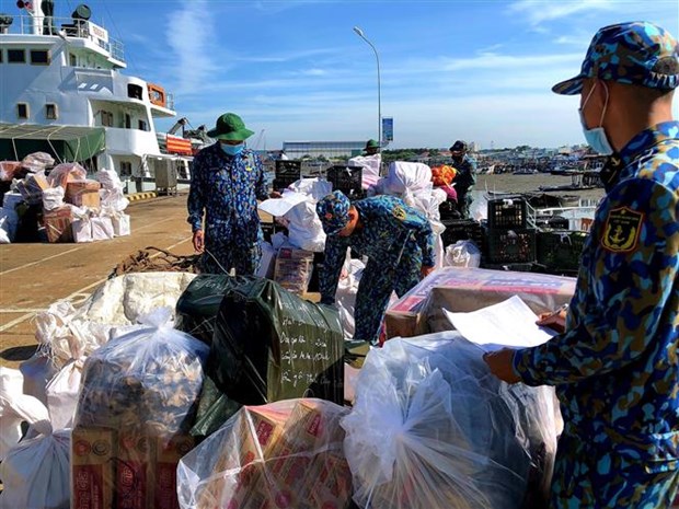 Военным, служащим на буровой установке DK1, доставят подарки к лунному Новому году