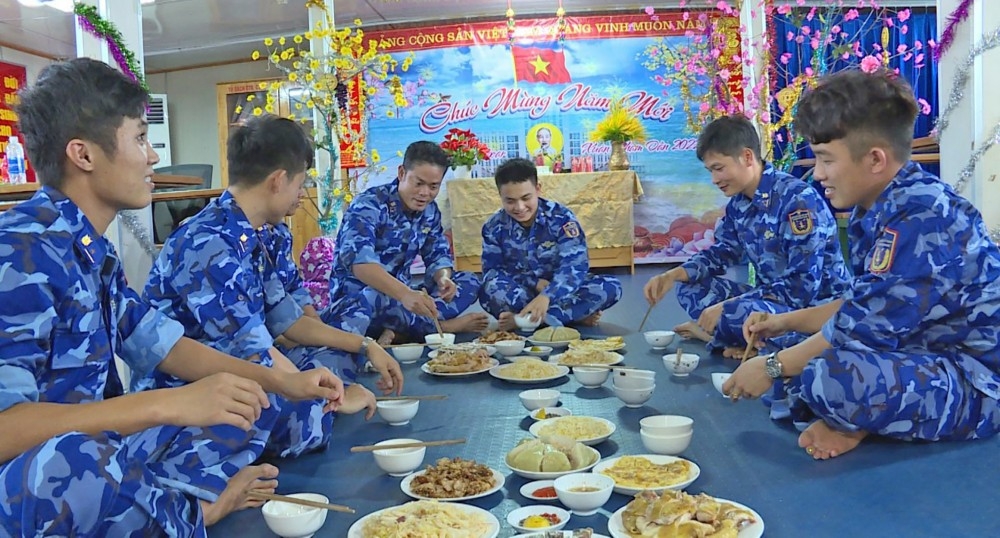 Сотрудники морской полиции Вьетнама досрочно празднуют Тет