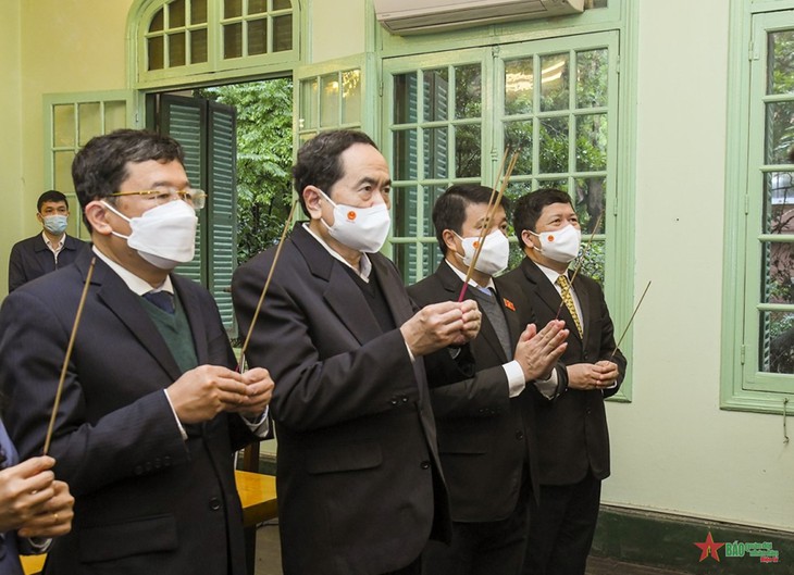 Постоянный вице-спикер парламента Вьетнама Чан Тхань Ман зажёг благовония в память о бывших руководителях Партии и Государства