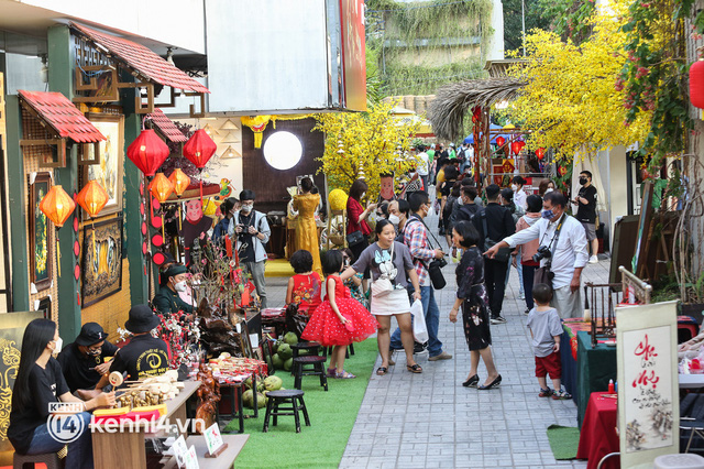 Улица учителей письменности или каллиграфистов переполнена посетителями