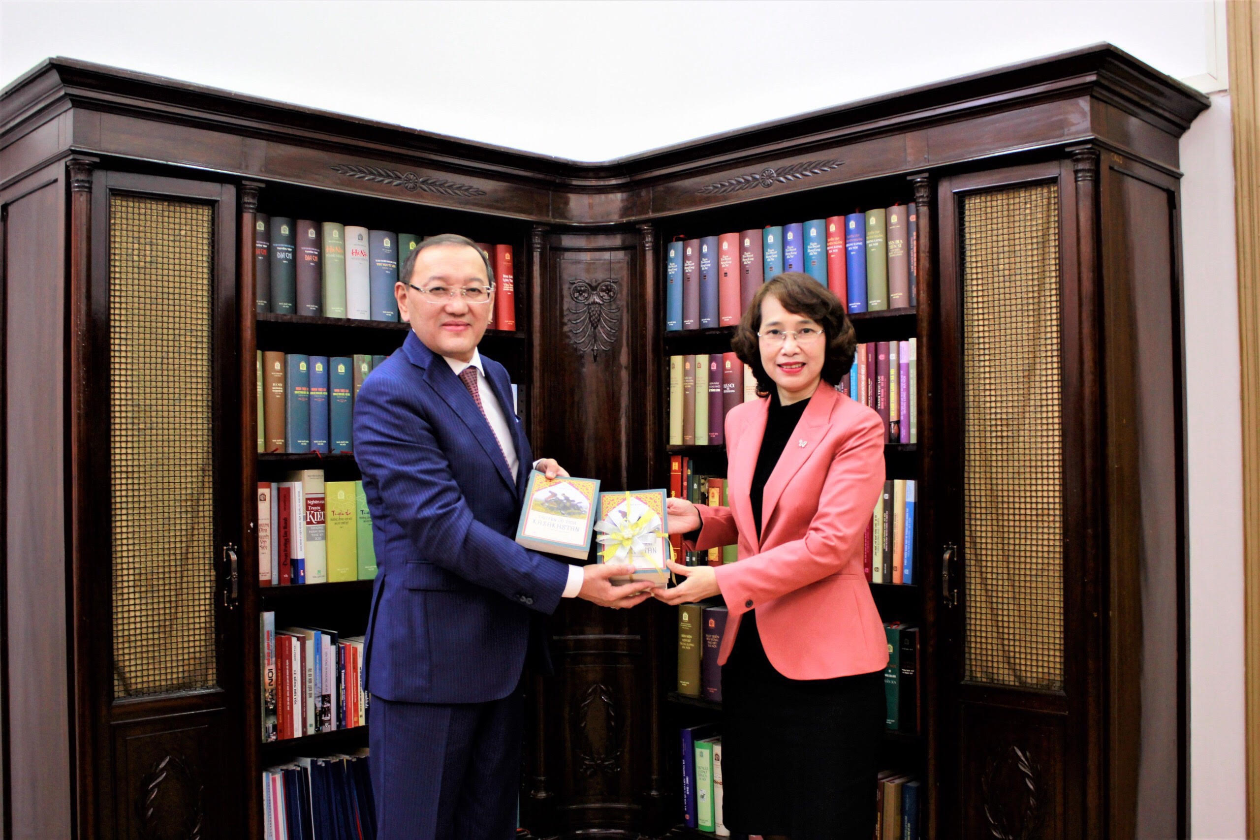 Казахстанские народные сказки изданы на вьетнамском языке