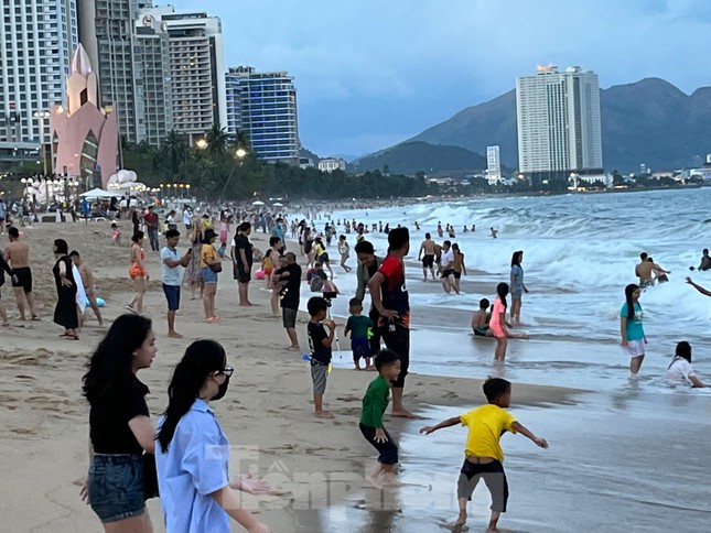 Провинция Кханьхоа встретила 65 тысяч туристов во время празднования Нового года по лунному календарю