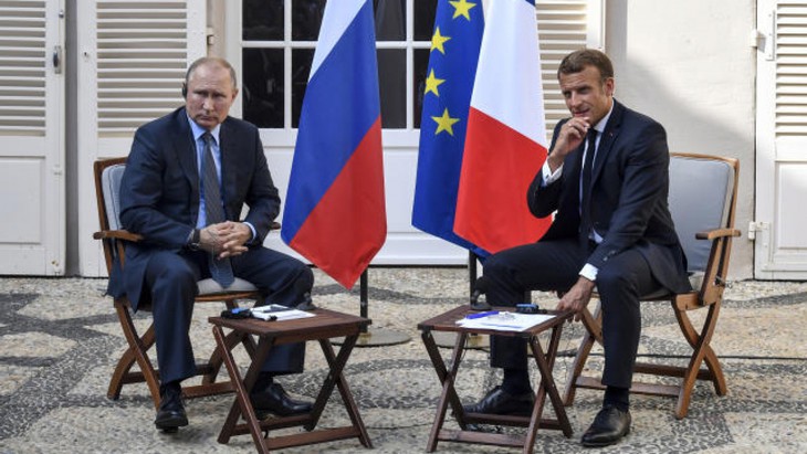 Президент Франции Эммануэль Макрон начинает визит в Россию и Украину для деэскалации напряженности