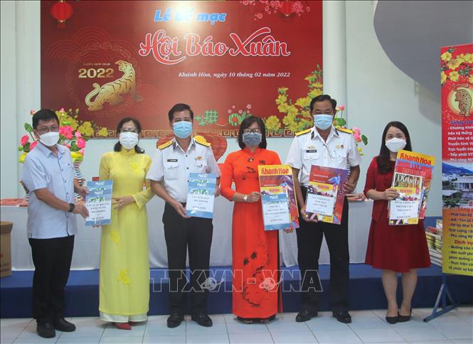 Кханьхоа Передача в дар публикаций Весенней газетной ассоциацией островному району Чыонг Ша