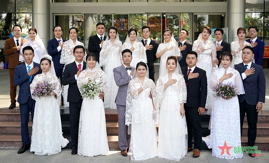 Коллективная свадьба для 20 пар медиков, находящихся на передовой борьбы с эпидемией