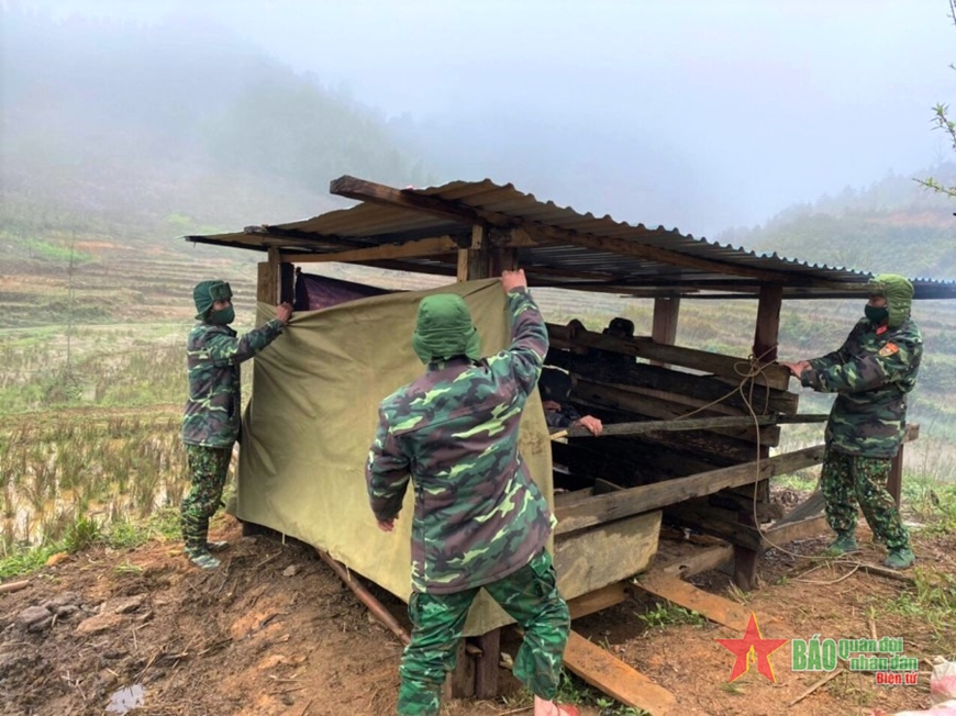 Военные помогают населению бороться с холодом