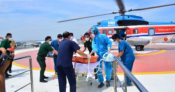Больной рыбак был срочно доставлен на вертолете военного госпиталя 175 с острова Чыонгша на материк