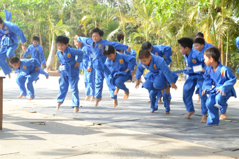 Молодой житель города Нячанг активно помогает детям в отдаленном селении