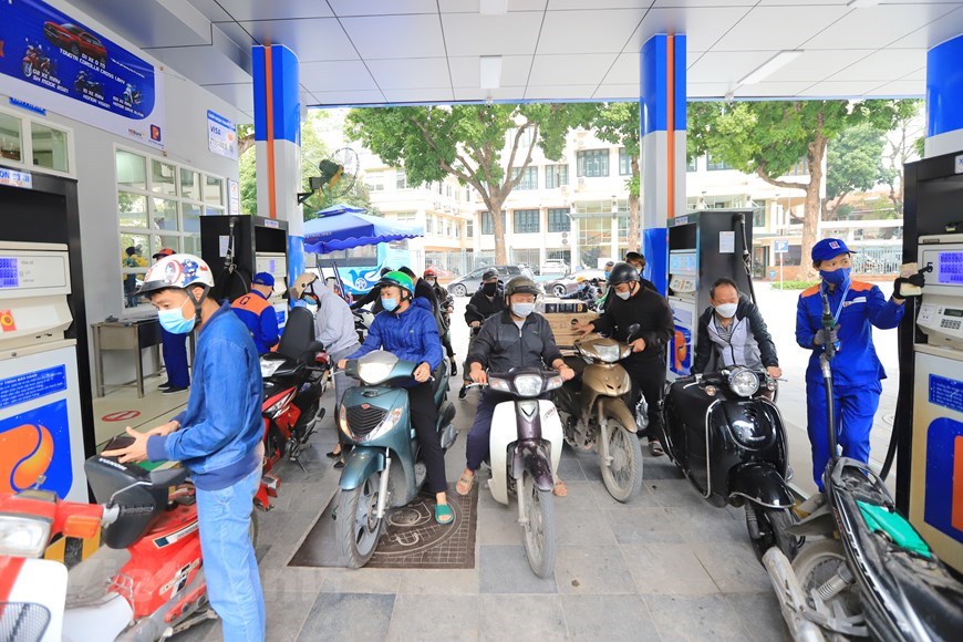 Председатель Государственного банка Вьетнама поручил коммерческим банкам обеспечивать компании - импортёрам бензина капиталом