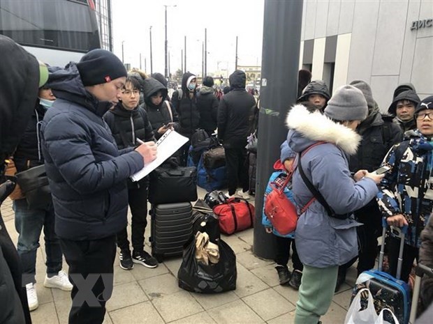 Посольство Вьетнама в Германии прилагает усилия в эвакуации вьетнамских граждан из Украины