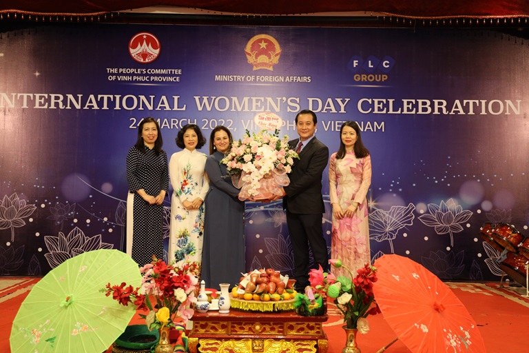 Вьетнамские женщины играют важную роль в обеспечении мира и развития