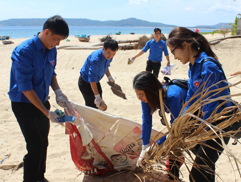 Студенты участвуют в работе по очистке пляжей