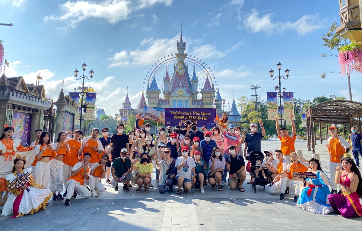 Иностранные туристы возвращаются во Вьетнам