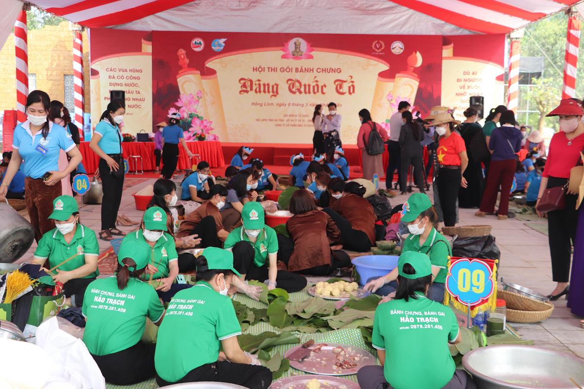 Соревнование по приготовлению традиционных рисовых пирогов «Бань Чынг» для преподношения королям Хунгам