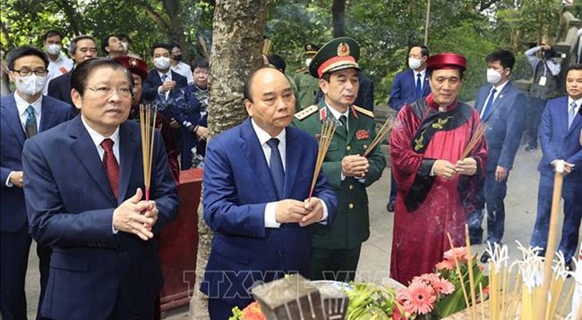 Президент Нгуен Суан Фук воскурил благовония по случаю Дня поминовения королей Хунгов