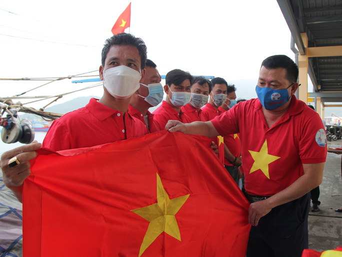 Вручение национального флага рыбакам Дананга