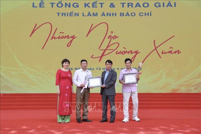 Открылась выставка журналистских фотографий «Весенние пути»