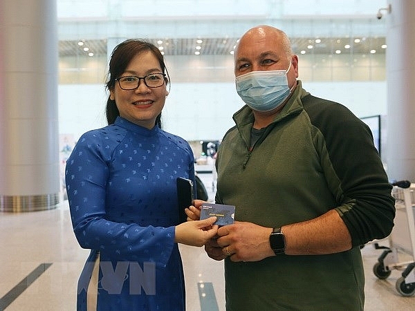 Раздача более 50 000 бесплатных телефонных сим-карт иностранным туристам в Дананге