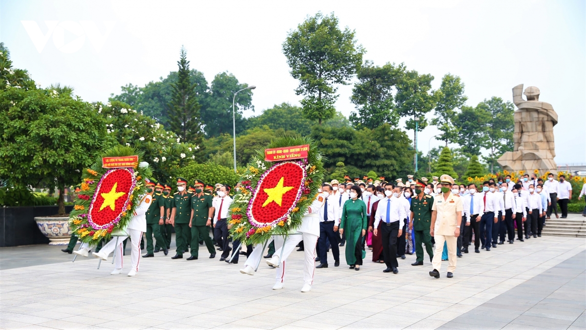 Руководители города Хошимина возложили венок и зажгли благовония в память о павших фронтовиках по случаю 30 апреля