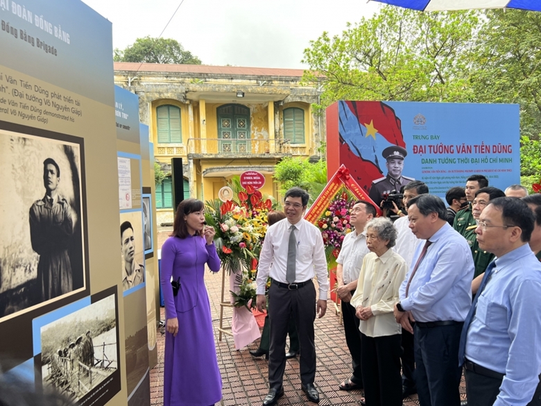 Выставка 150 документов и артефактов о генерале Ван Тиен Зунге