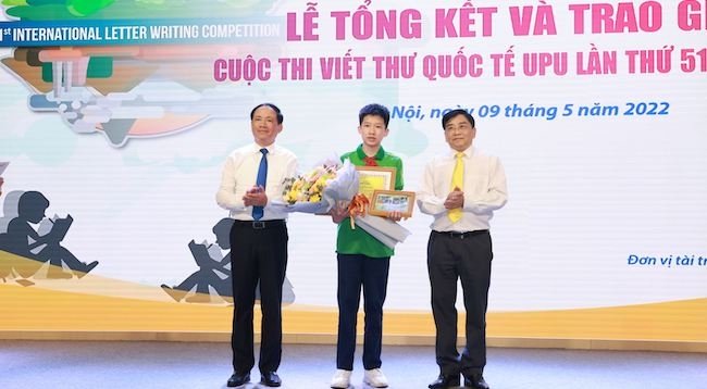 Награждение победителей 51-го конкурса писем Международного почтового союза-UPU во Вьетнаме