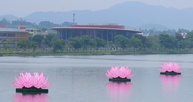 Отмечается великий буддийский праздник Весак-2566