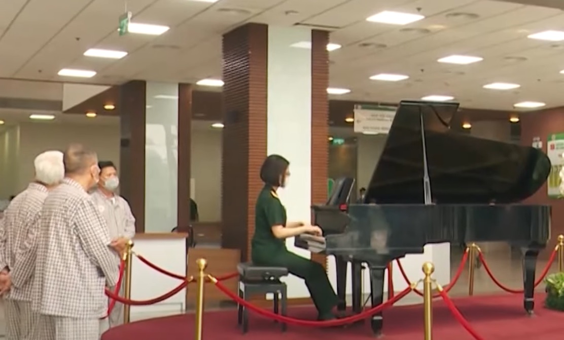 Игра на фортепиано для поддержки больных