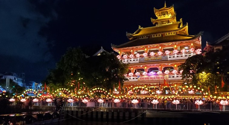 Церемония запуска водных фонариков в честь дня рождения Будды