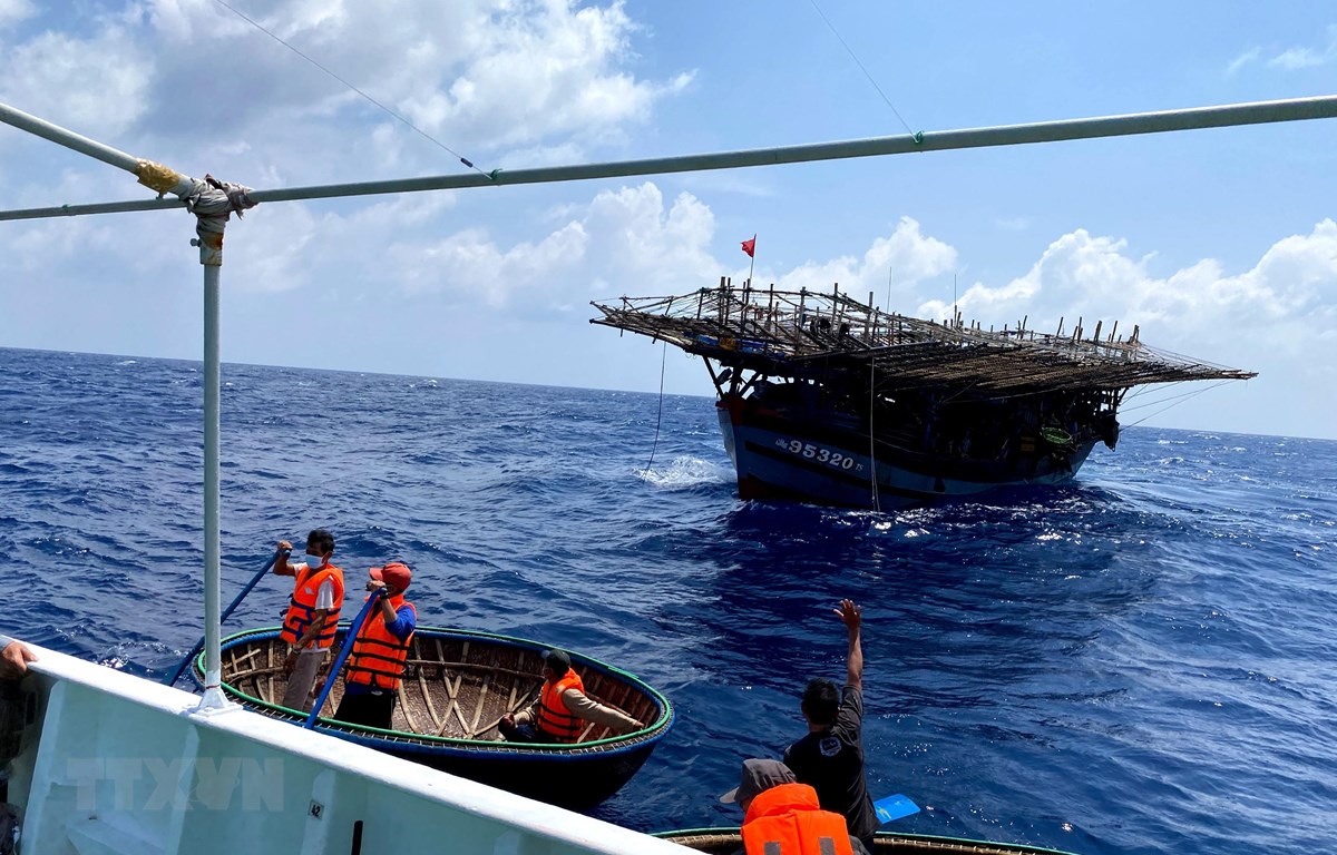 Спасение рыбаловного судна в водах Чыонгша