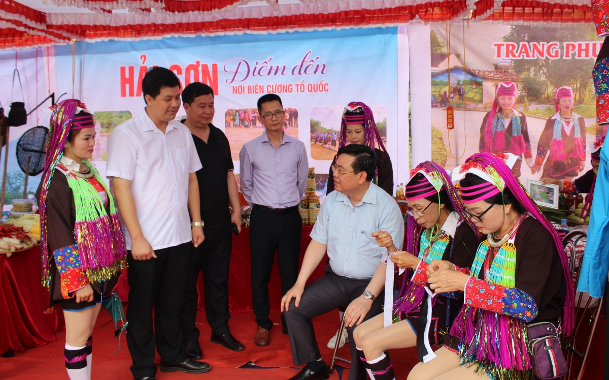 Фестиваль цветов родомирта войлочного на границе Хайшон