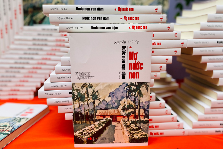 Выпуск театральной пьесы и повести о президенте Хо Ши Мине