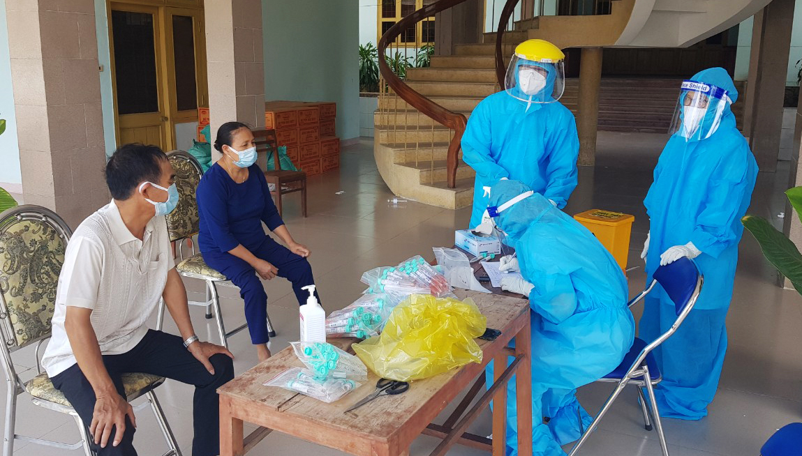 Менее 500 новых случаев заражения коронавирусом в день, Ханой распускает 13 учреждений по лечению больных COVID-19