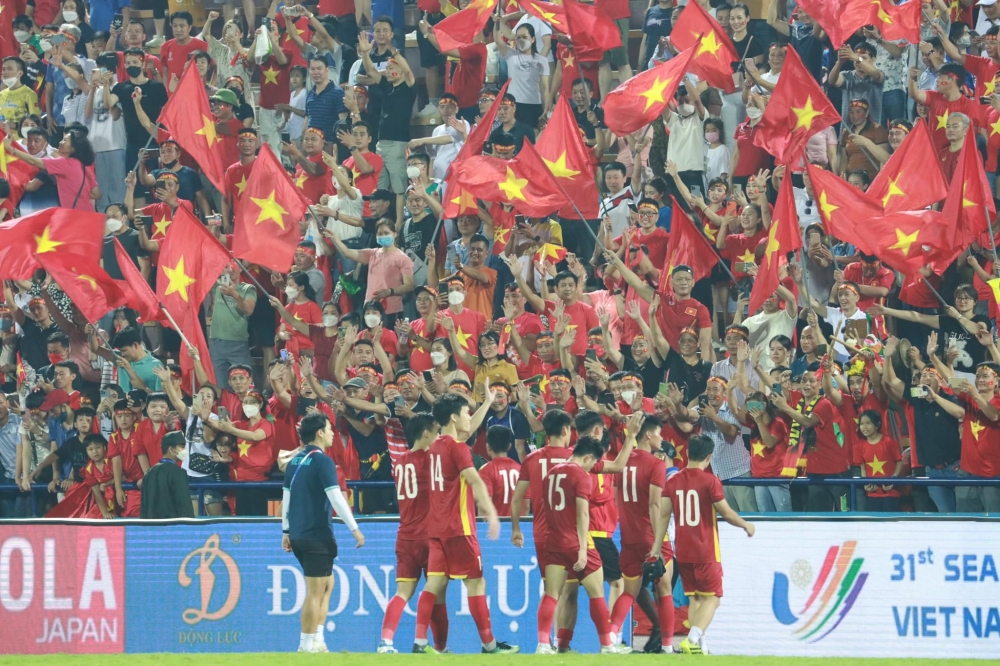 Болельщики празднуют очередную победу сборной Вьетнама по футболу