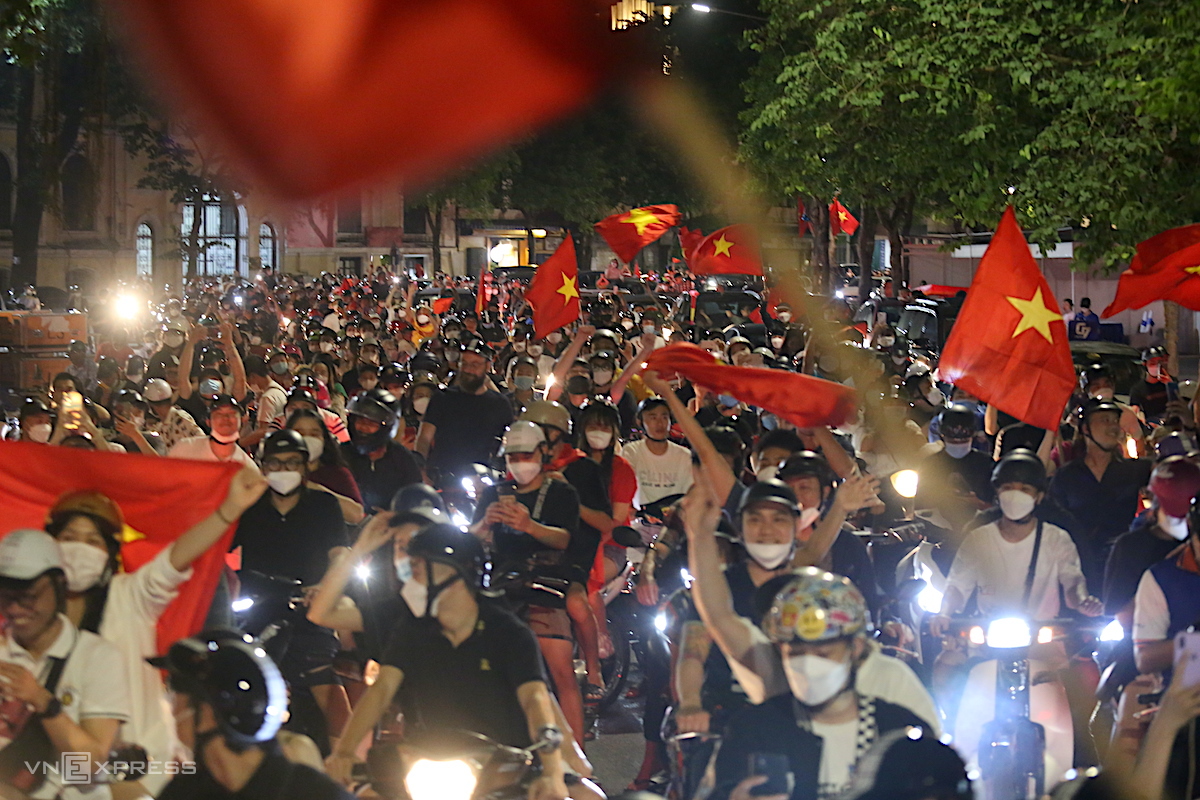 Болельщики в Ханое и Хошимине празднуют победу сборной Вьетнама по футболу