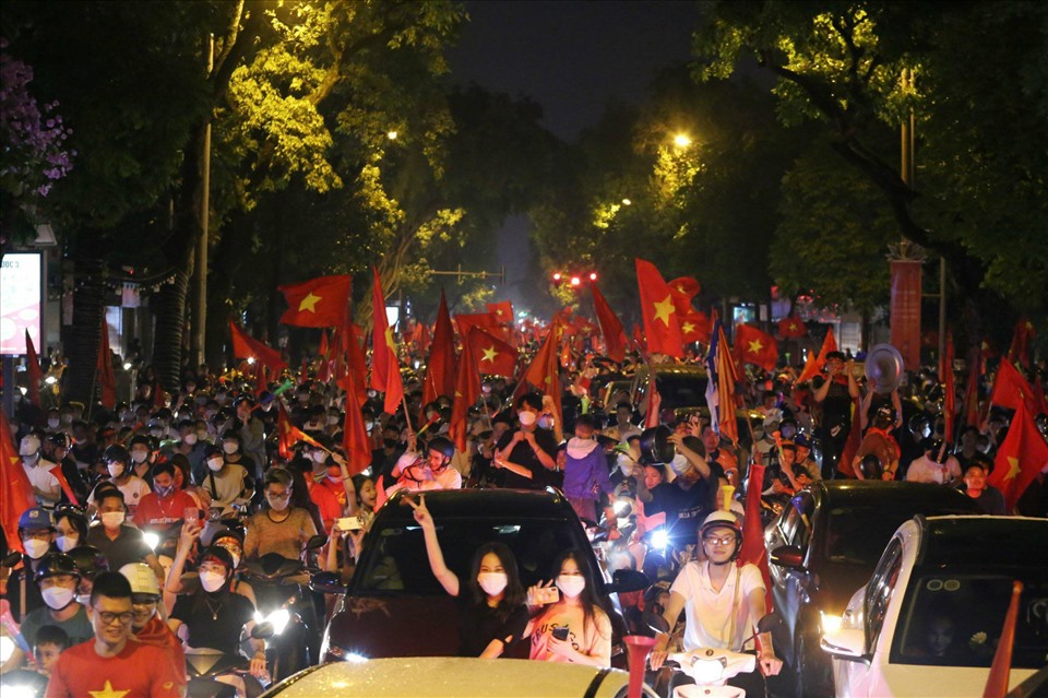 Болельщики со всей страны ринулись на улицы, чтобы отпраздновать победу вьетнамской сборной по футболу на 31-х Играх Юго-Восточной Азии