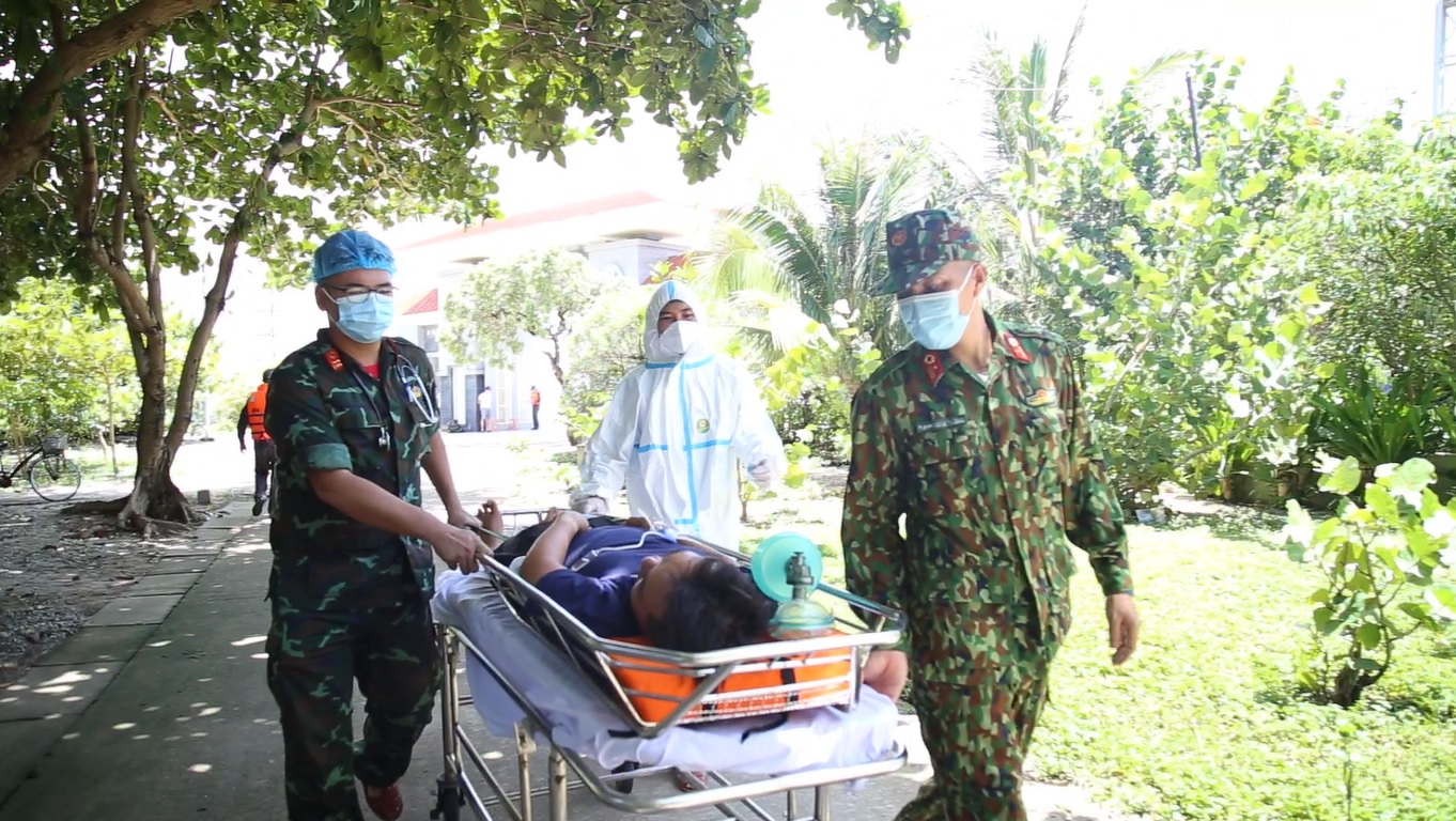 Спасение людей посреди океана