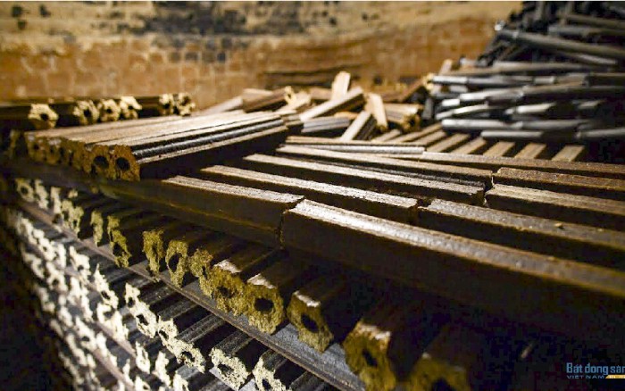 Превратить кукурузные початки в экологичный бездымный уголь