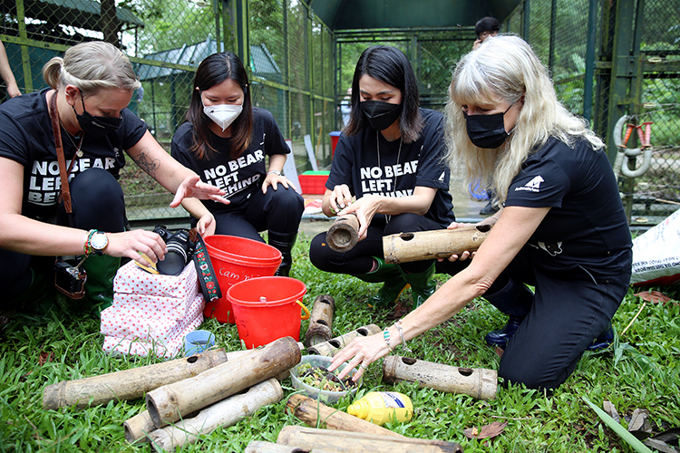 Мировые звёзды и знаменитости участвуют в акции по защите медведей во Вьетнаме