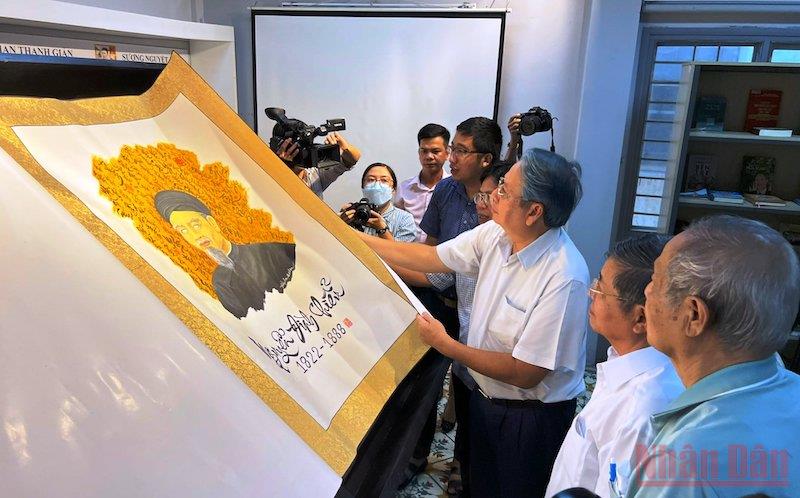 Книга большого формата по каллиграфии о знаменитом Нгуен Динь Чиеу