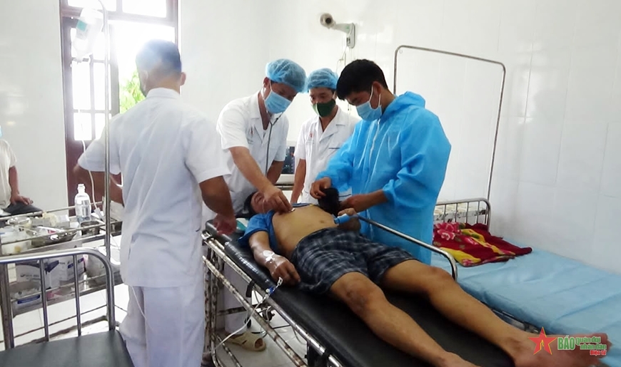 Врачи острова Шонгтытэй оказали срочную помощь рыбаку