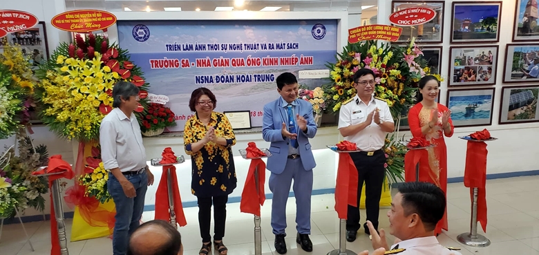 Открытие фотовыставки Чыонгша - буровая установка ДК фотографа, полковника Доан Хоай Чунга