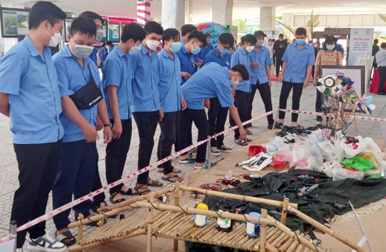 Выставка фотографий и пропагандистских документов против пластиковых отходов