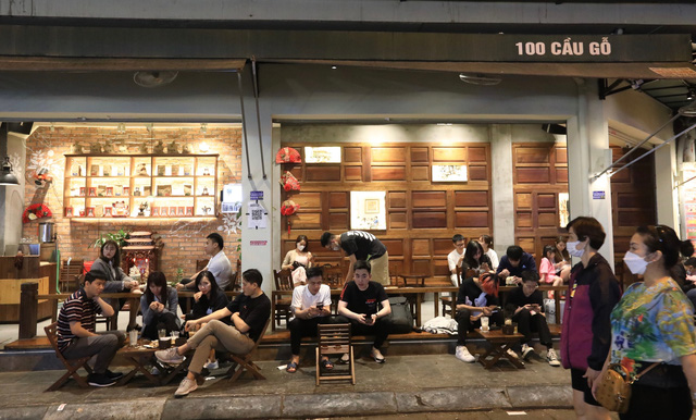 Деловая жизнь в старом квартале Ханоя восстанавливается вместе с туризмом