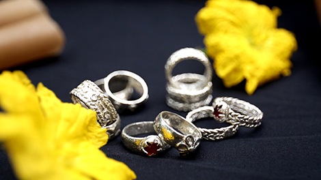 Люди народа Чуру сохраняют традиционное изготовление серебряных колец