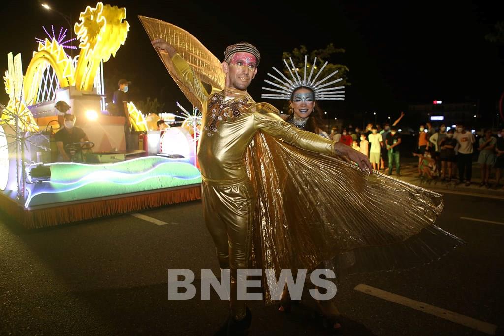 Уличный карнавал Sun Fest открывает яркое лето в Дананге