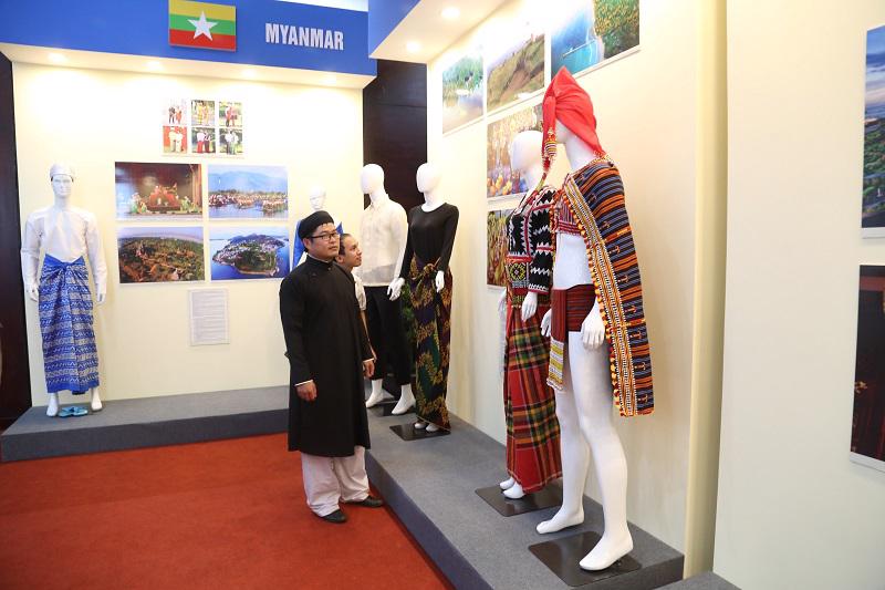 Выставка национальных костюмов стран АСЕАН