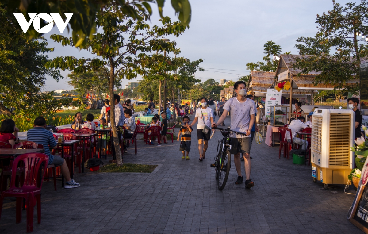 Уличная еда у реки Хыонгзянг